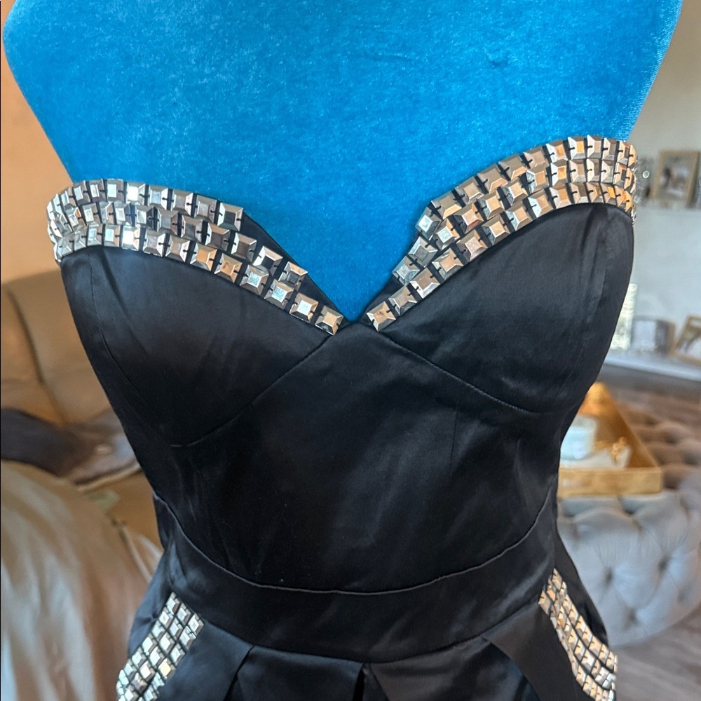 Elegant Black Strapless Dress with Embellishments - Picture 2 of 4